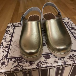 Girls Hanna Andersson gold clog 30